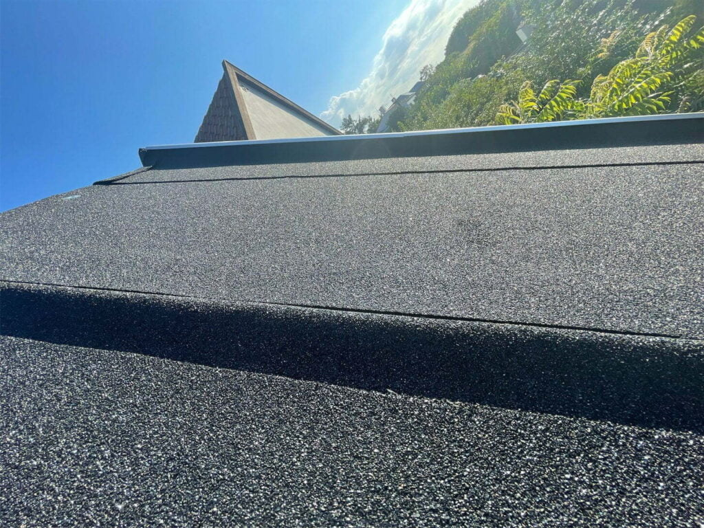 Nyt tag mod blå himmel om sommeren.