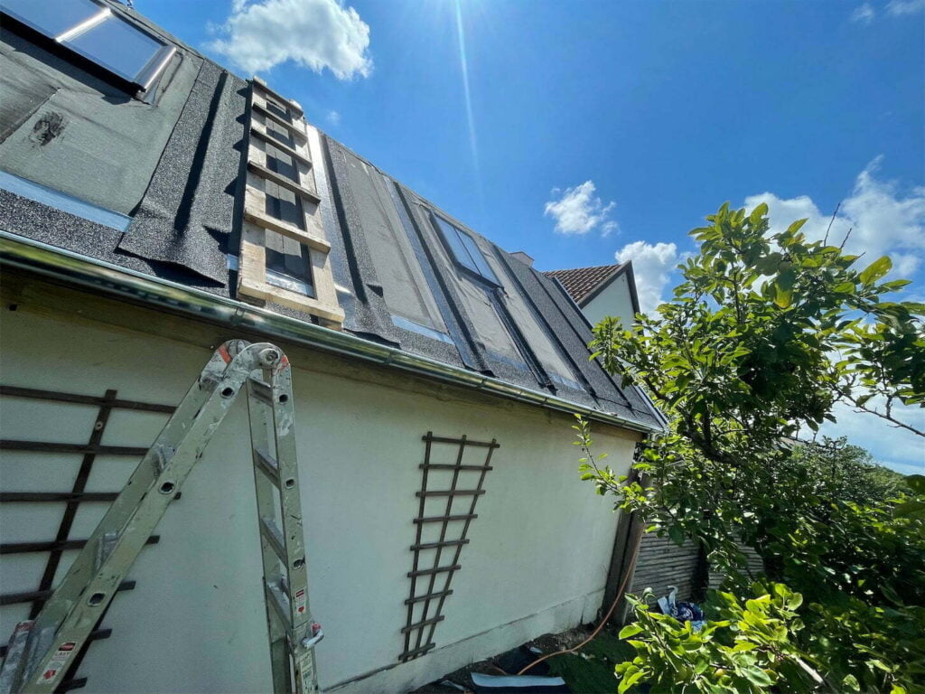 Stige op ad tag under solrig himmel